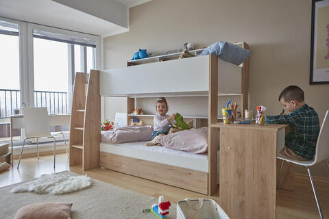 Pokój dziecięcy z łóżkiem piętrowym i biurkami Shelter