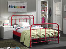 Metalowe łóżko dziecięce w kolorze czerwonym